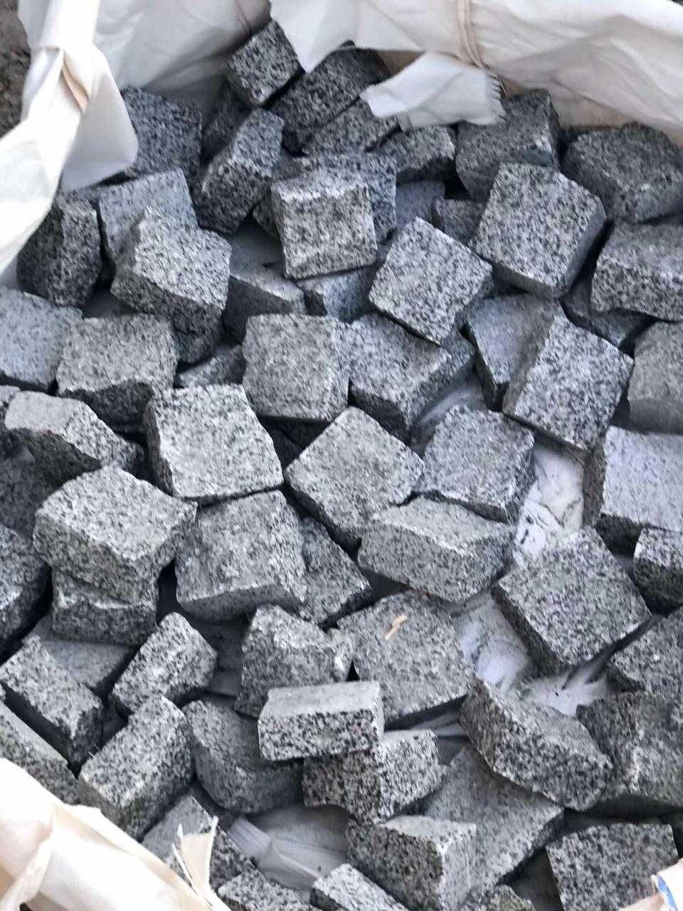 Piatra cubica Granit Sare si Piper 10x10x5-10 pret 1030 ron/tona