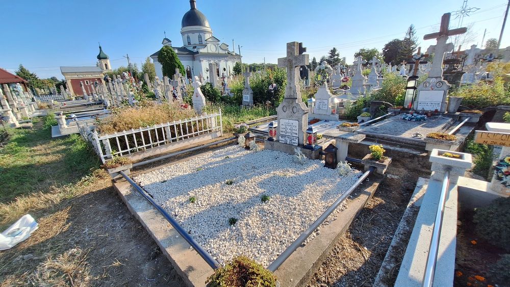 Vând loc de veci în Cimitirul Eternitatea  Roman
