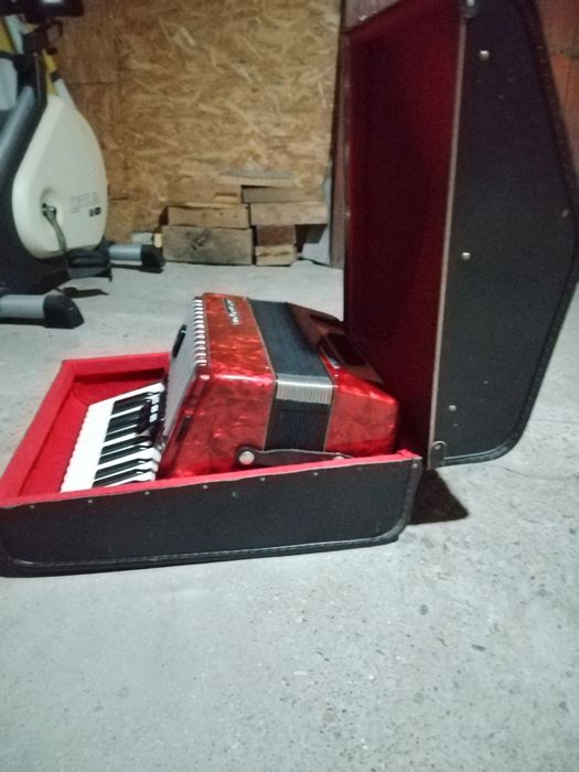 Vând acordeon weltmeister