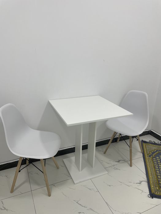 Стол кухонный и стулья