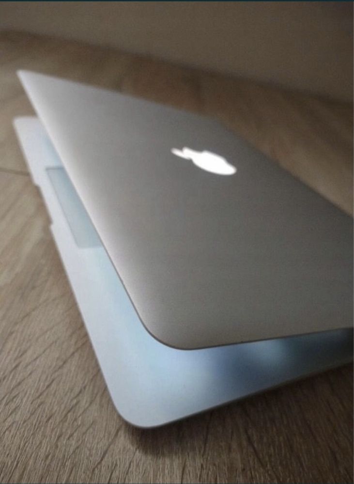 MacBook Air 13” (8GB RAM) - Perfect pentru munca si divertisment!