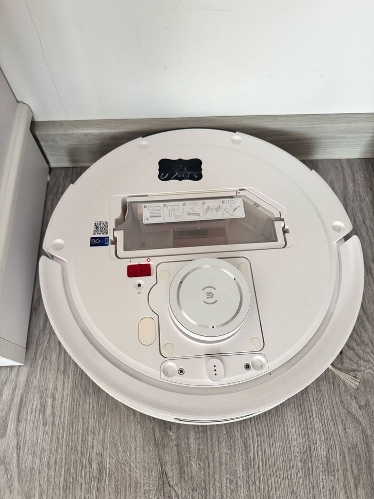Aspirator robot smart cu statie de curatare.