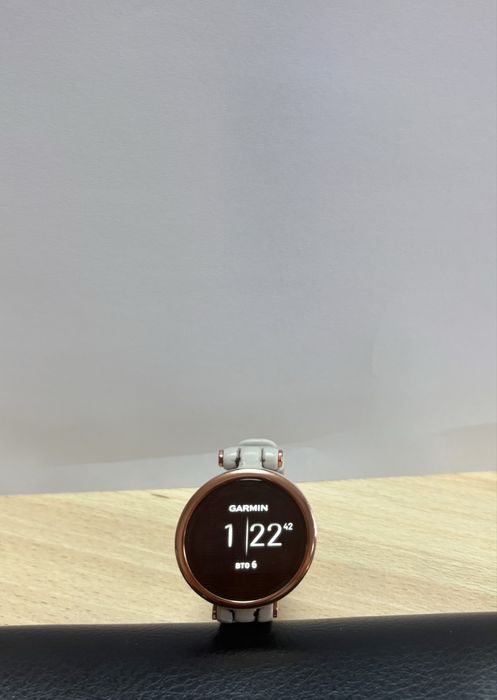 Garmin Lily Sport – елегантен смарт часовник