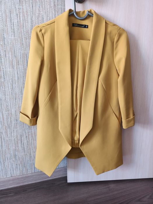 Продам костюм брючный в жёлтом цвете