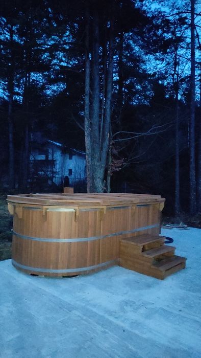 Дървен басейн,изграден изцяло от дърво,може и дюзи за джакузи