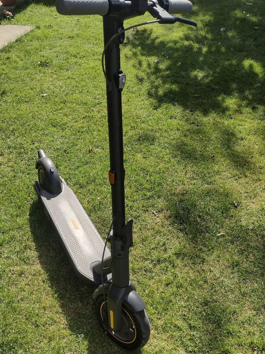 Vând trotineta electrica Isen X9 plus cu motor defect 

*)Trotinet