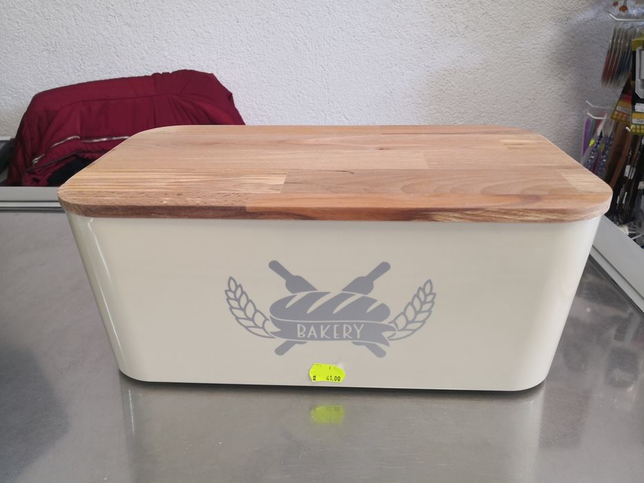 Кутия за хляб с дъска за рязане