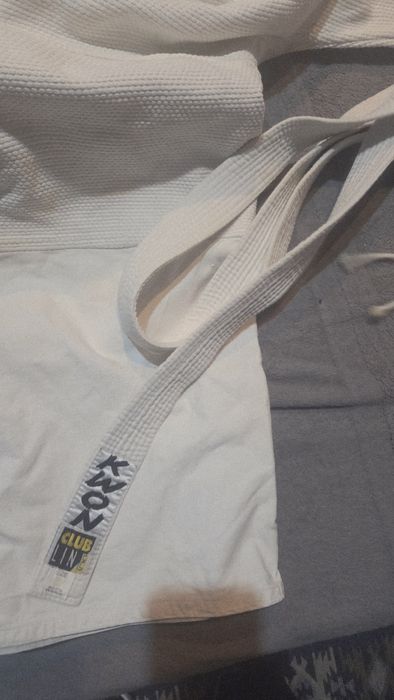 Costum karate impecabil