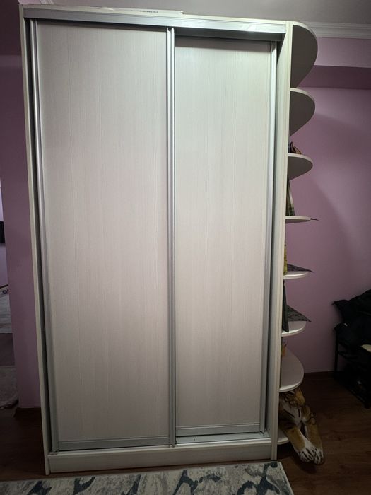 Продается шкаф высота 2.20. ширина 1.60. Глубина 60