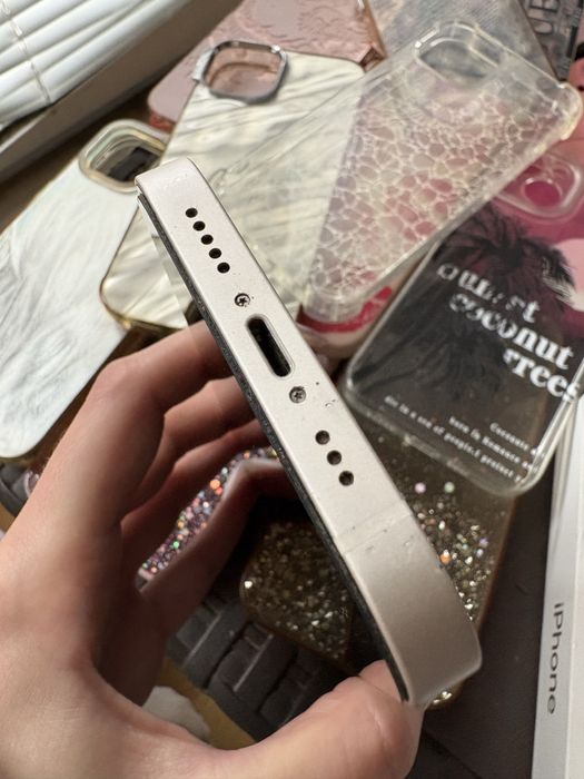 Продавам iPhone 13, 128GB + 15 кейса + 4 протектора