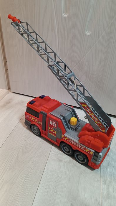 Пожарна кола на марката Dickie Toys с вода.