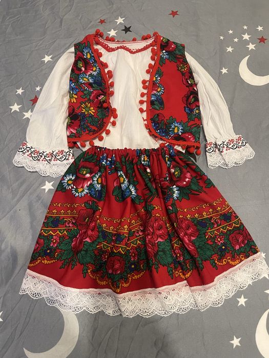 Vand costum popular marimea 4 -5 ani purtat o singura data