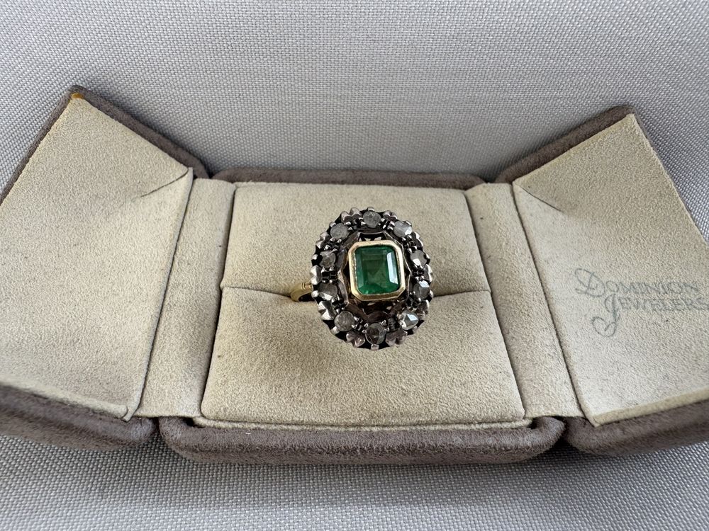 Inel din aur, smarald si diamante montate in argint