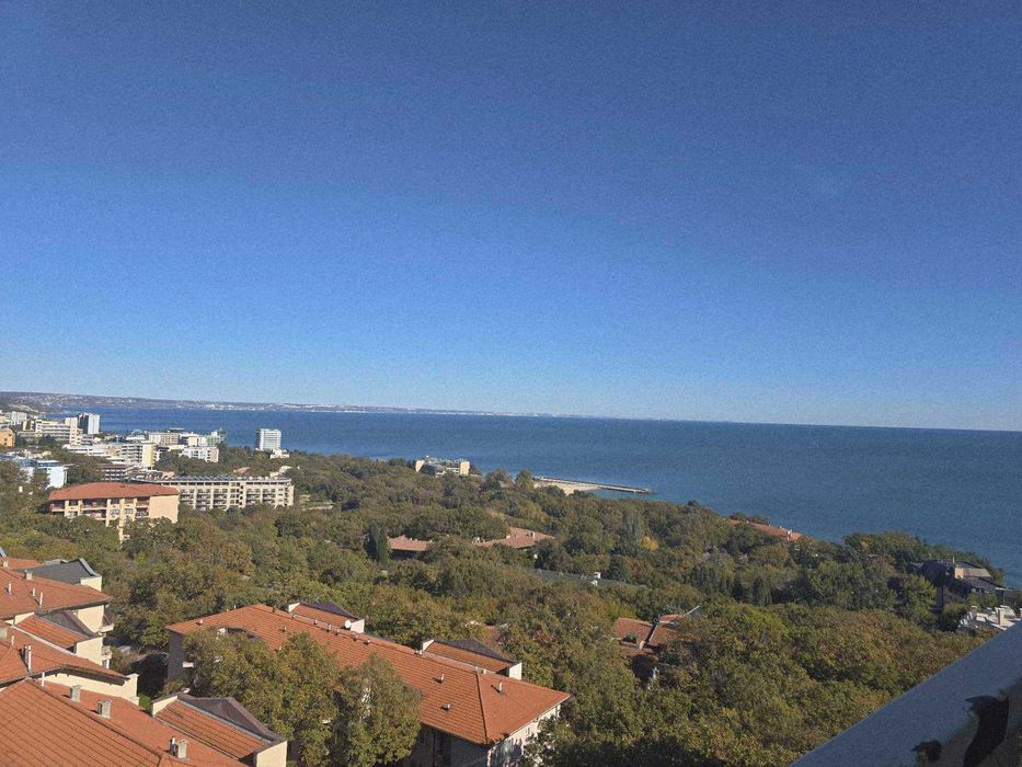 Просторен двустаен апартамент с изглед към морето, к.к."Чайка"