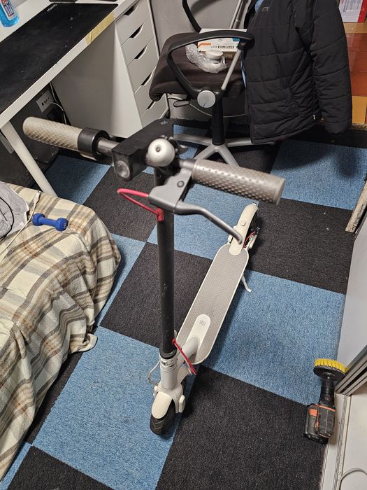 Trotinetă electrică – stare excelentă, cu cauciuc de rezervă!