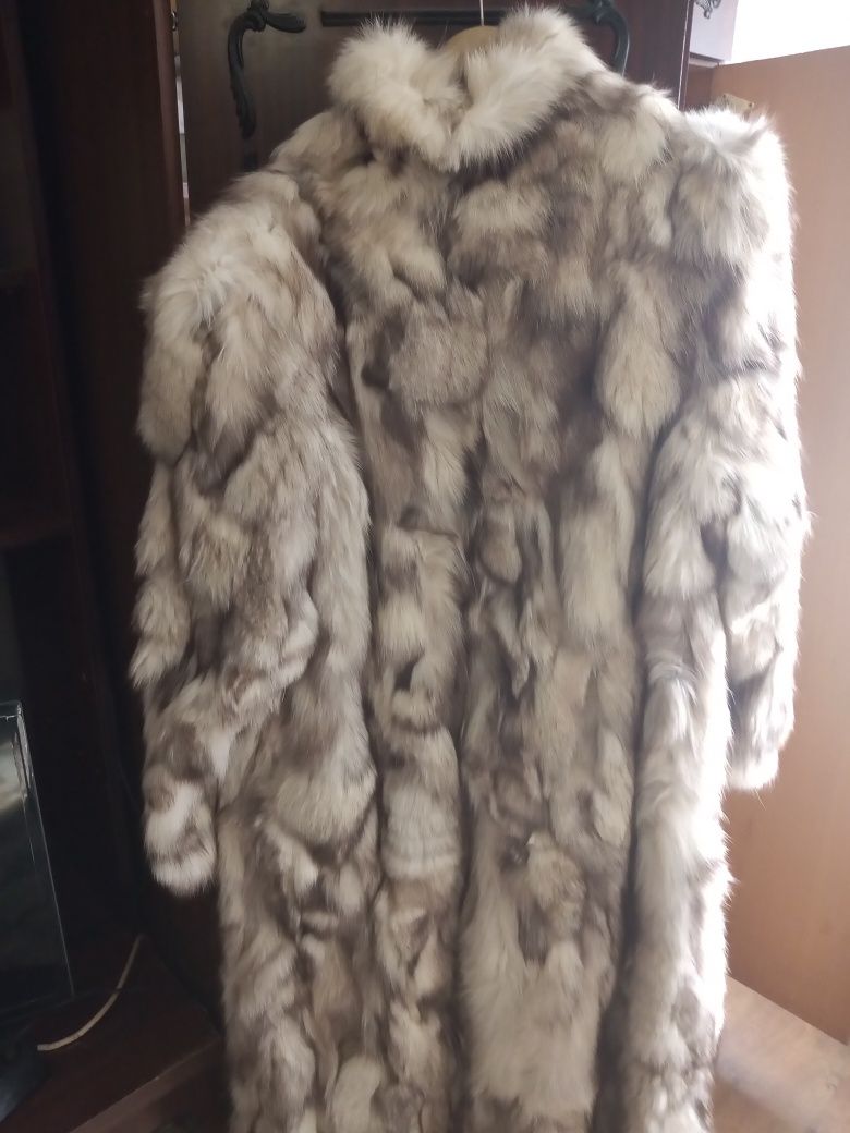 Продавам палто от сребърна лисица