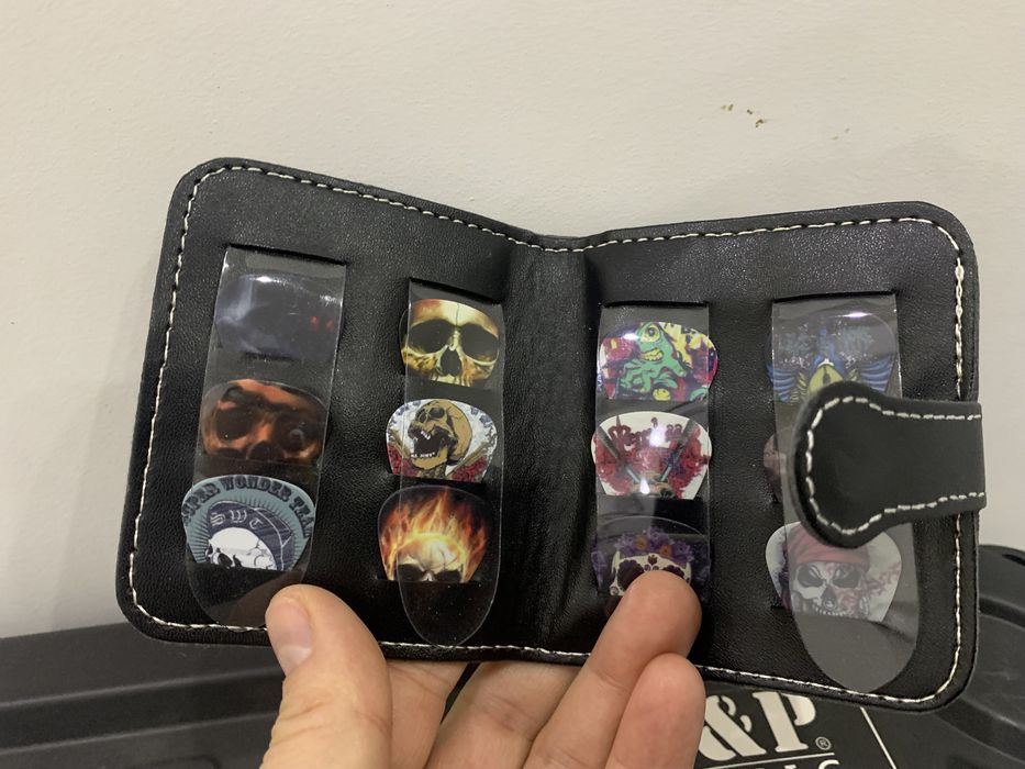 Чисто нови перца за китара - AC/DC, Iron Maiden, черепи…