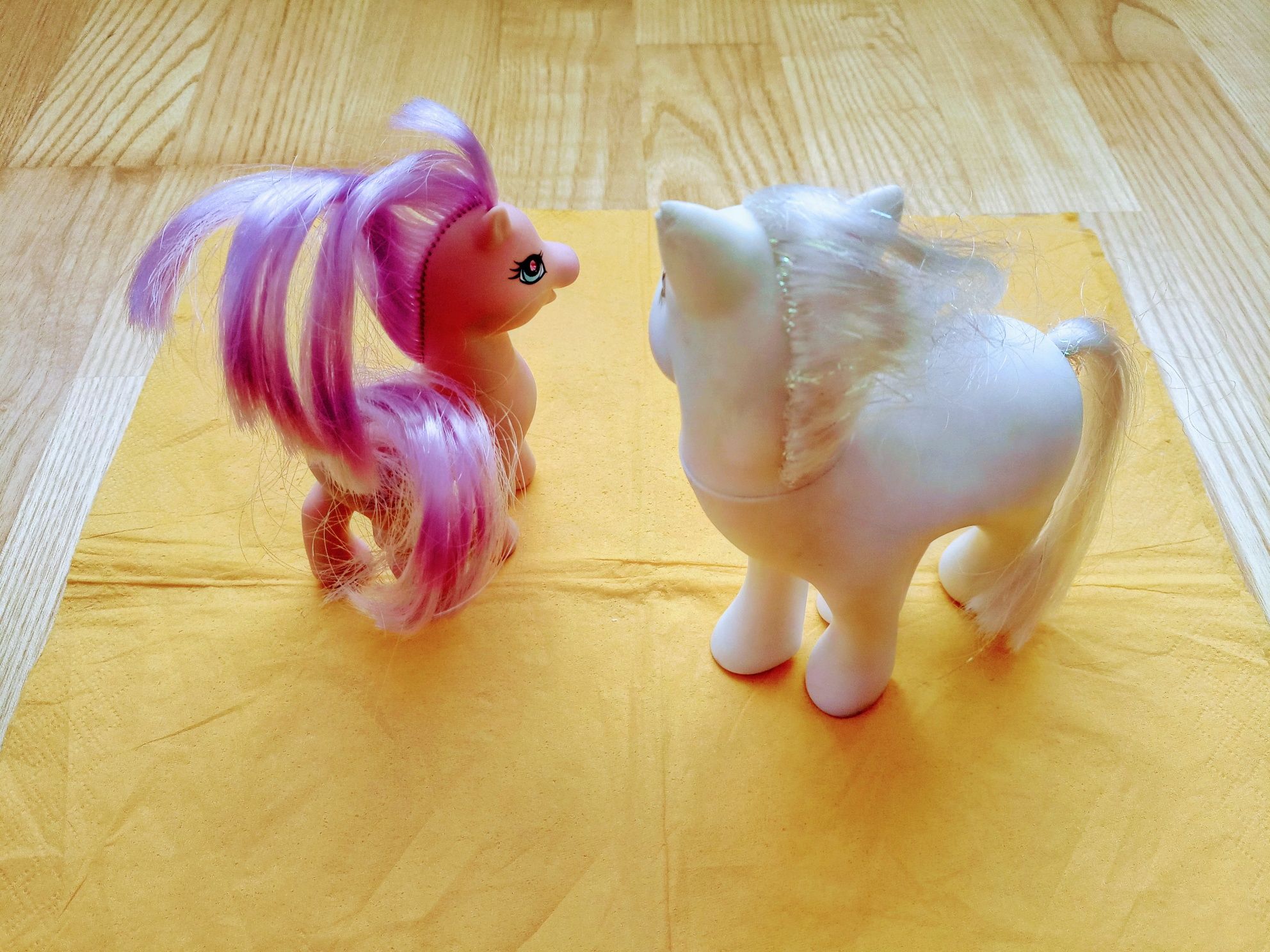 2 caluti- Little pony-Hasbro- 89 cel alb si Hasbro-1997 cel roz.