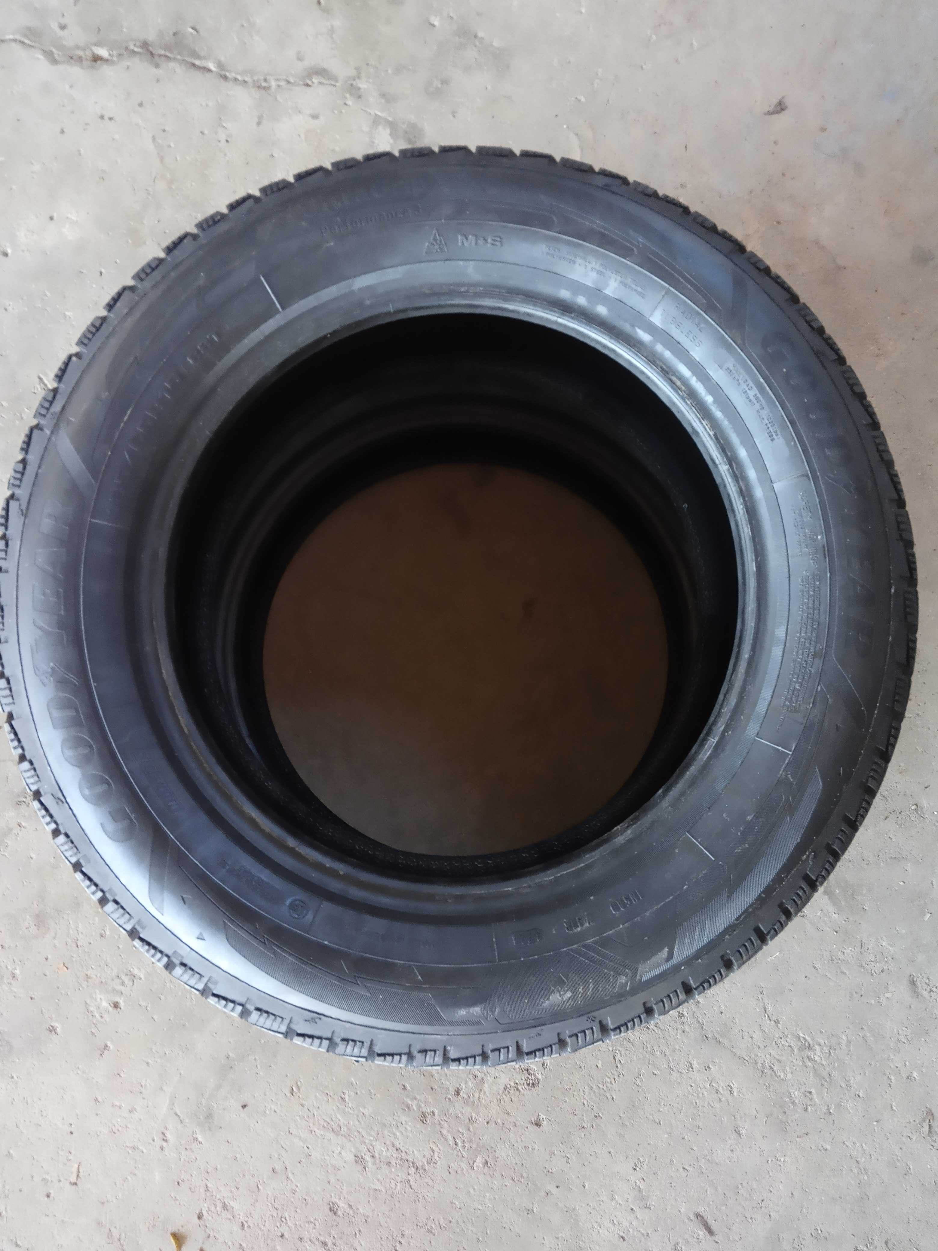2 Нови зимни гуми 185/65R15 Goodyear UG3 88T DOT3724 made in Germany