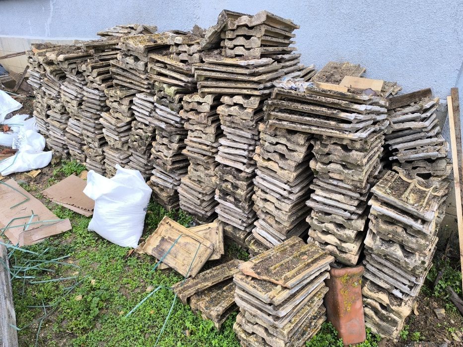 Дърва за огрев от стари греди и керемиди