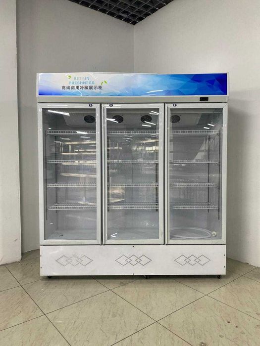 Холодильная витрина для напитков трехдверная