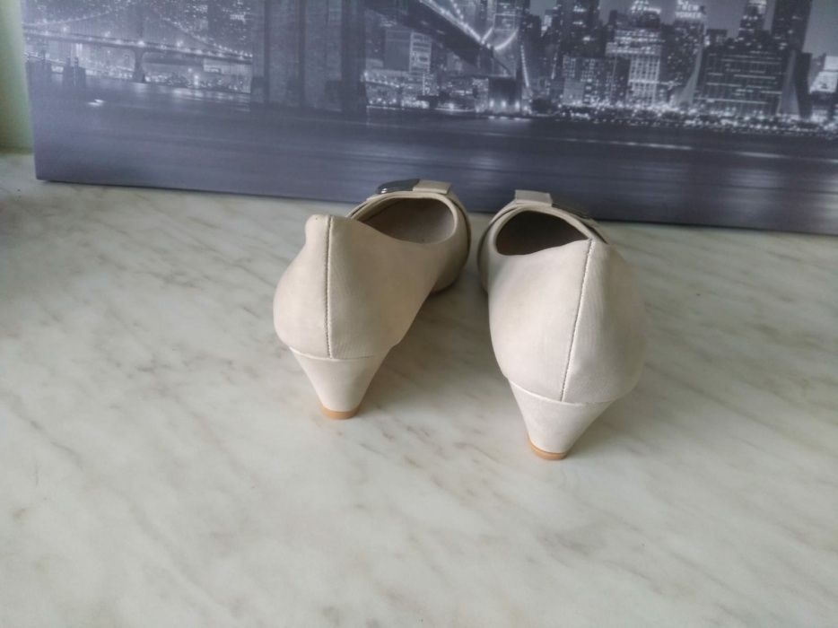 Pantofi crem nr 36 noi