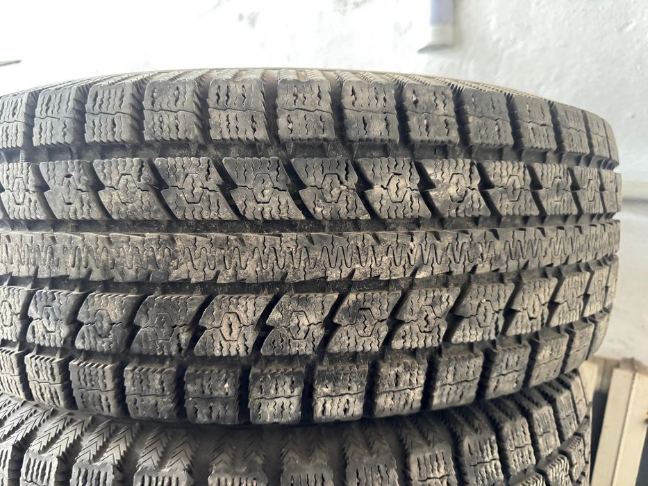 Продам 2 зимние шины