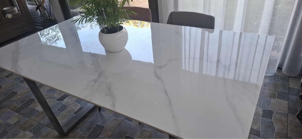 Masa ceramica alba tip marlura cu picioare inox 160/75/90 cm