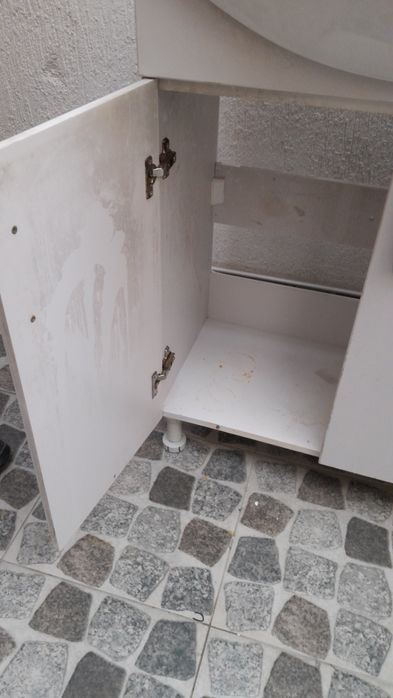 Мивка с шкаф за баня