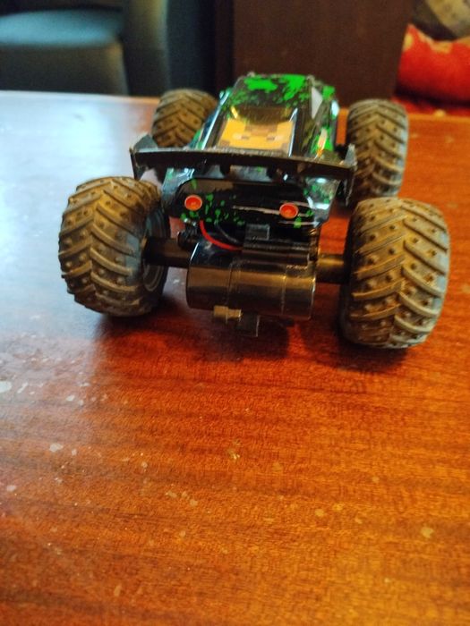 Количка с дистанционно която свети