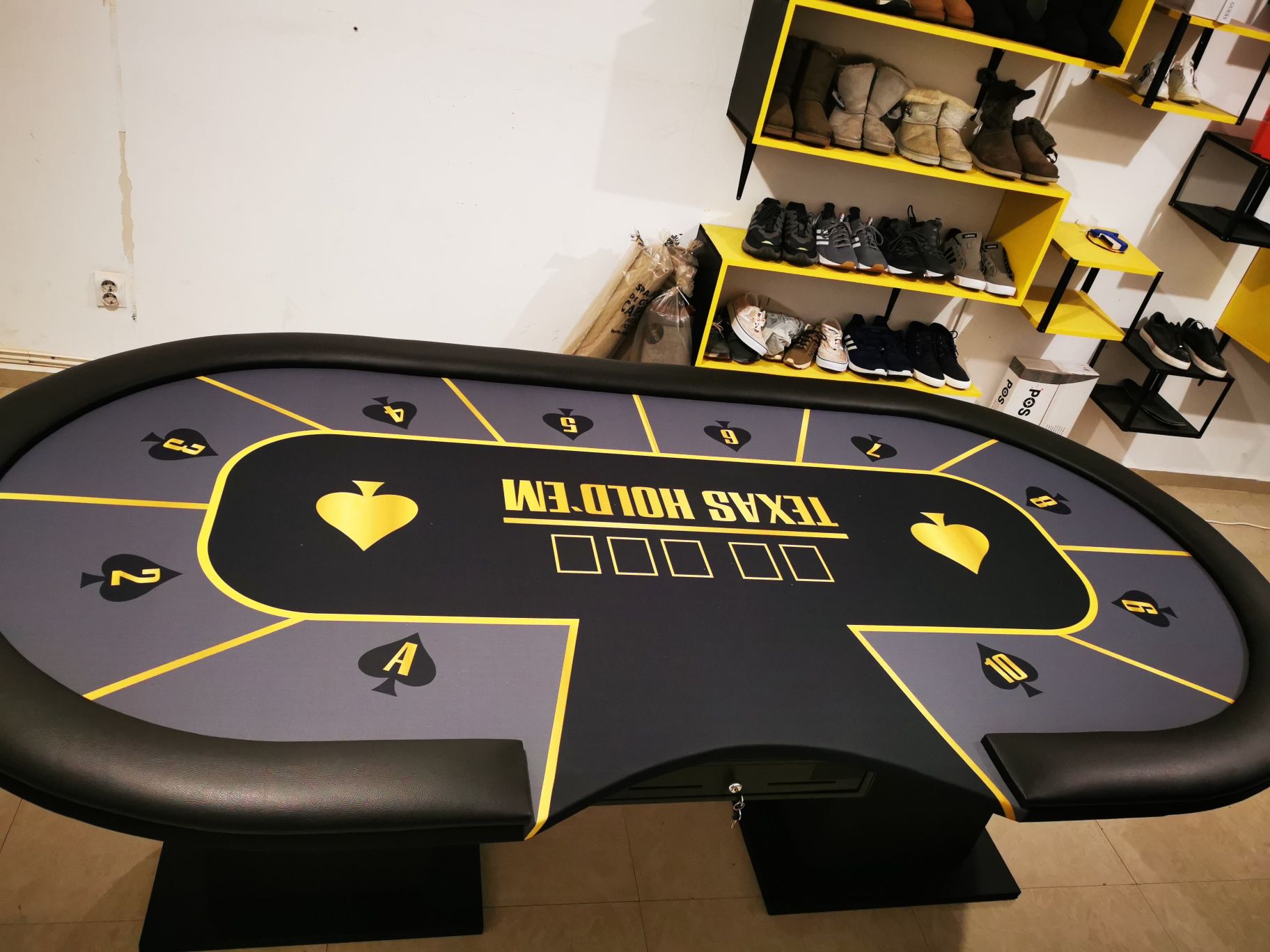 Masa de poker la comamda
