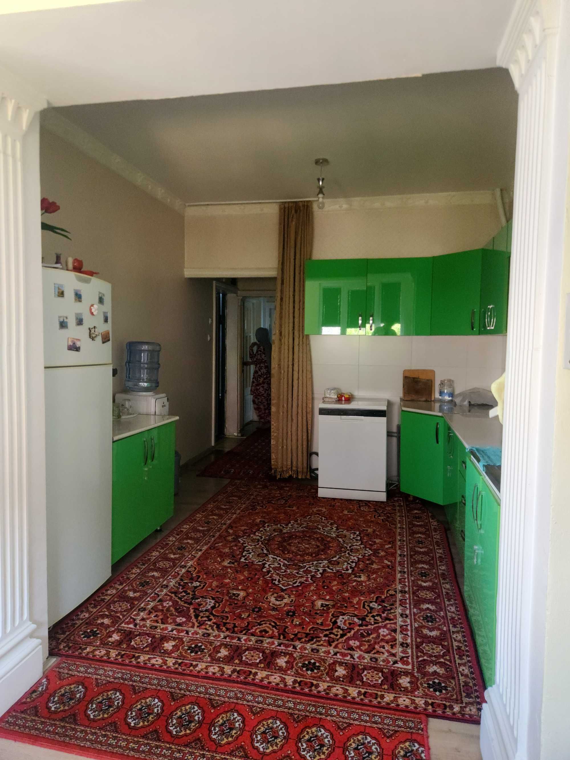 Olmozor tumani Nurafshon 4-Do'm, 4-xonadon, 2-qavat, 150m² sotiladi