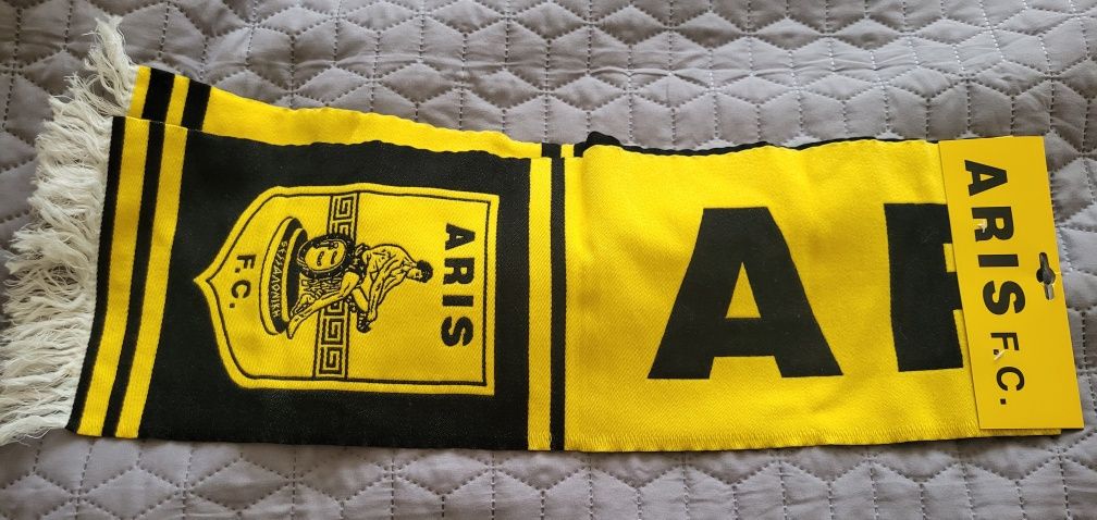 Продавам чисто нов футболен шал на Арис Солун