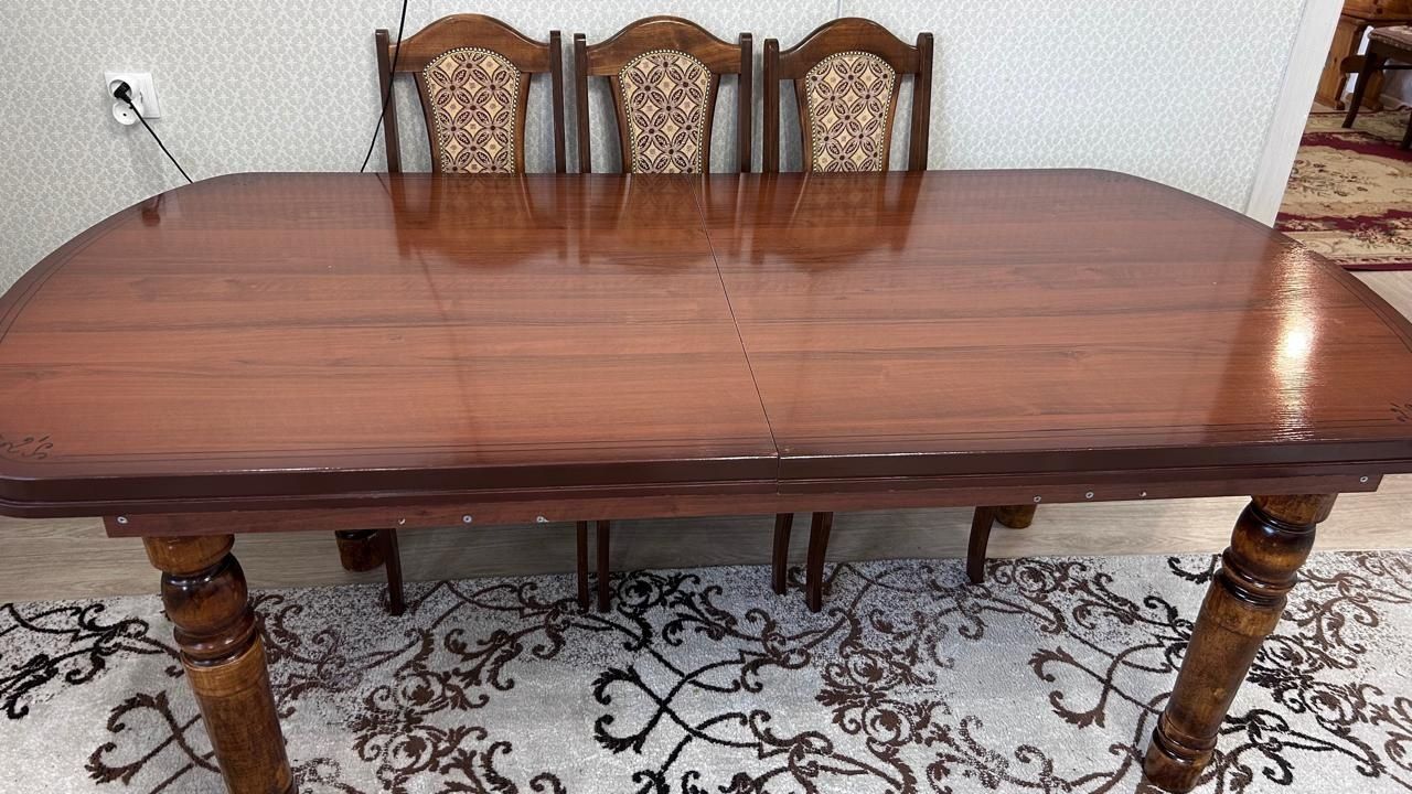 Стол со стульями