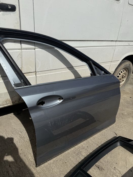 Предна дясна врата бмв г30 г31 bmw g30 g31 predna dqsna vrata