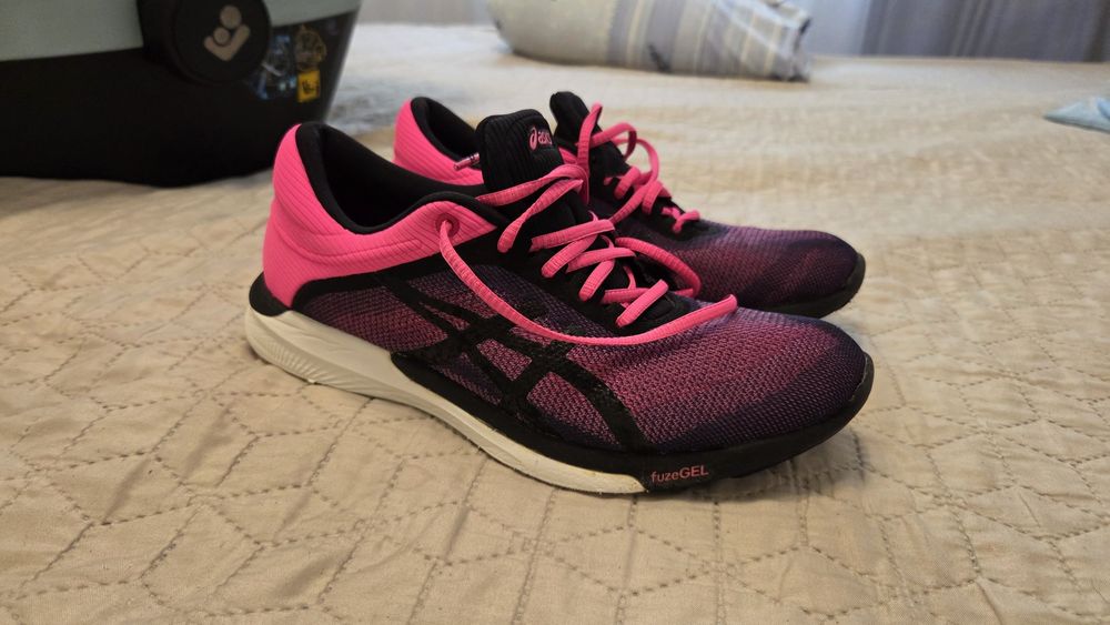 Adidasi Asics in stare foarte buna