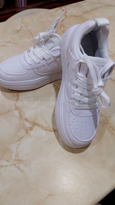 Нови бели маратонки