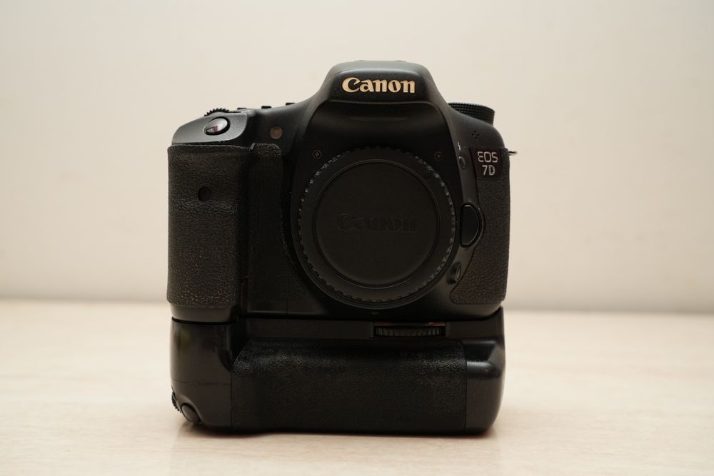kit Canon 7D + grip + obiectiv 18-135mm + obiectiv 50mm