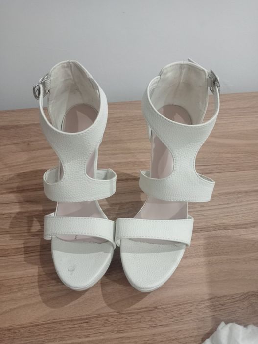 Vând pantofi/ salndale. Preț: 13 lei