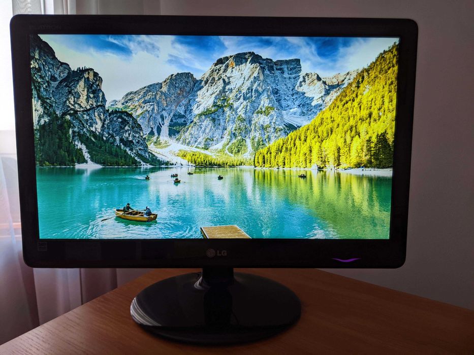 LG Монитор LED 22" FULL HD Перфектен