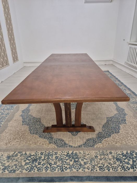 Деревянный стол.