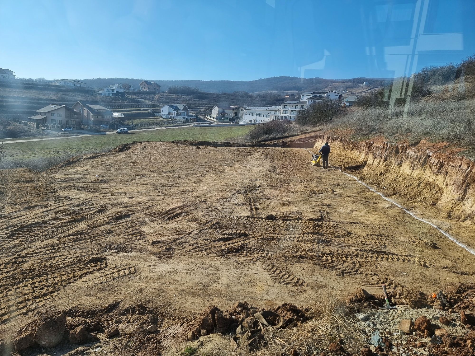 Execut lucrari cu miniexcavator de 4 si 2.8 tone