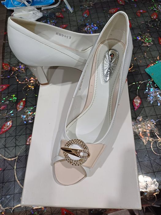 Туфли женские,белые, на небольшом удобном каблучке