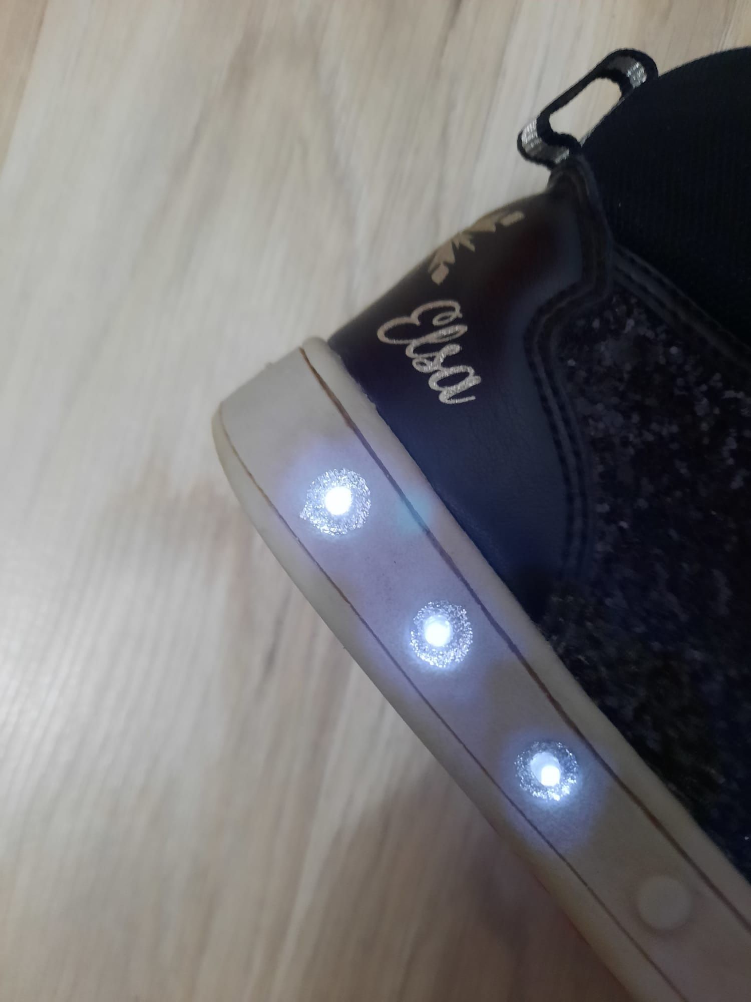 Vand o pereche de sneakers