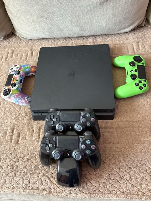 URGENT 999 lei!! ps4 slim cu 4 controllere si 11 jocuri!