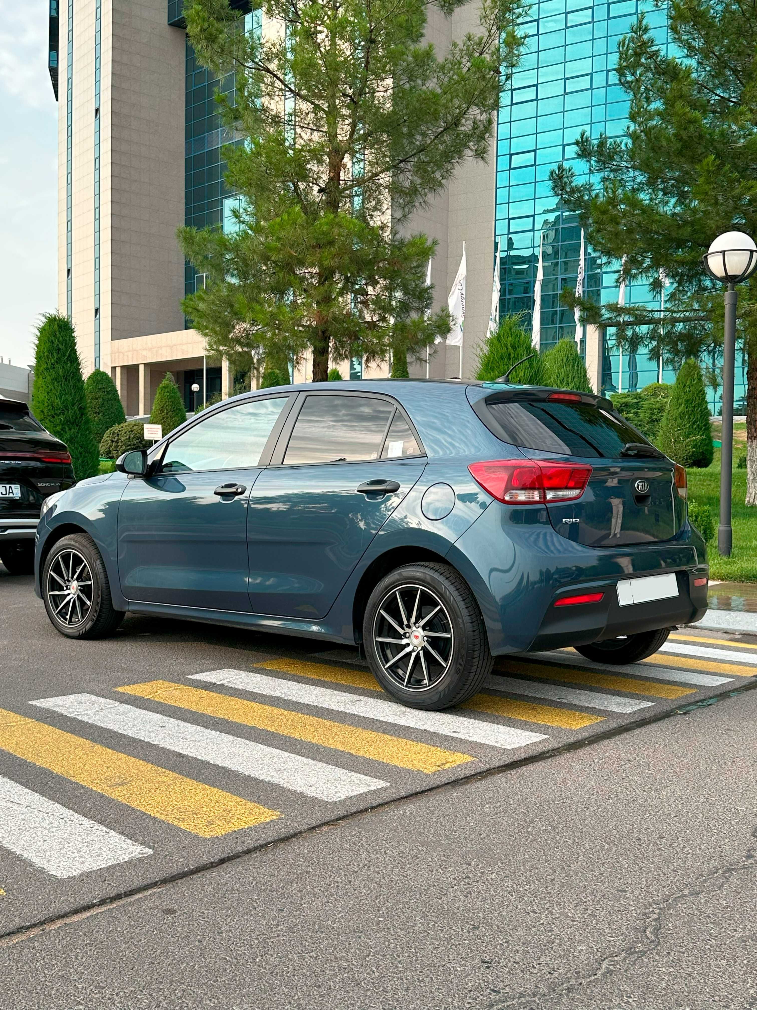 Продается Kia Rio 2018г (138 тыс пробег) Цвет Синий Дымчатый
