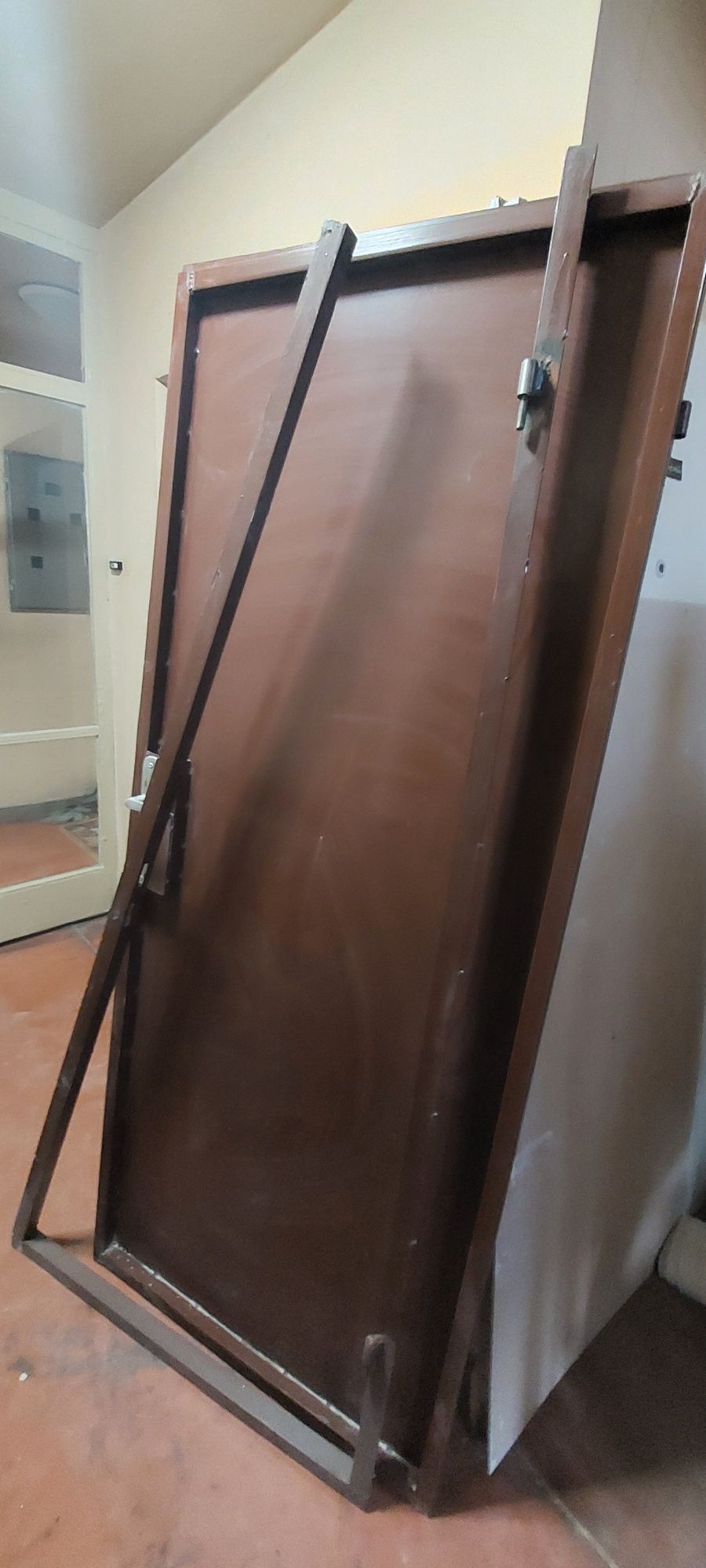 Продавам метална врата