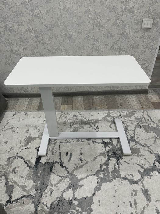 Продам журнальный стол в хорошем состоянии.