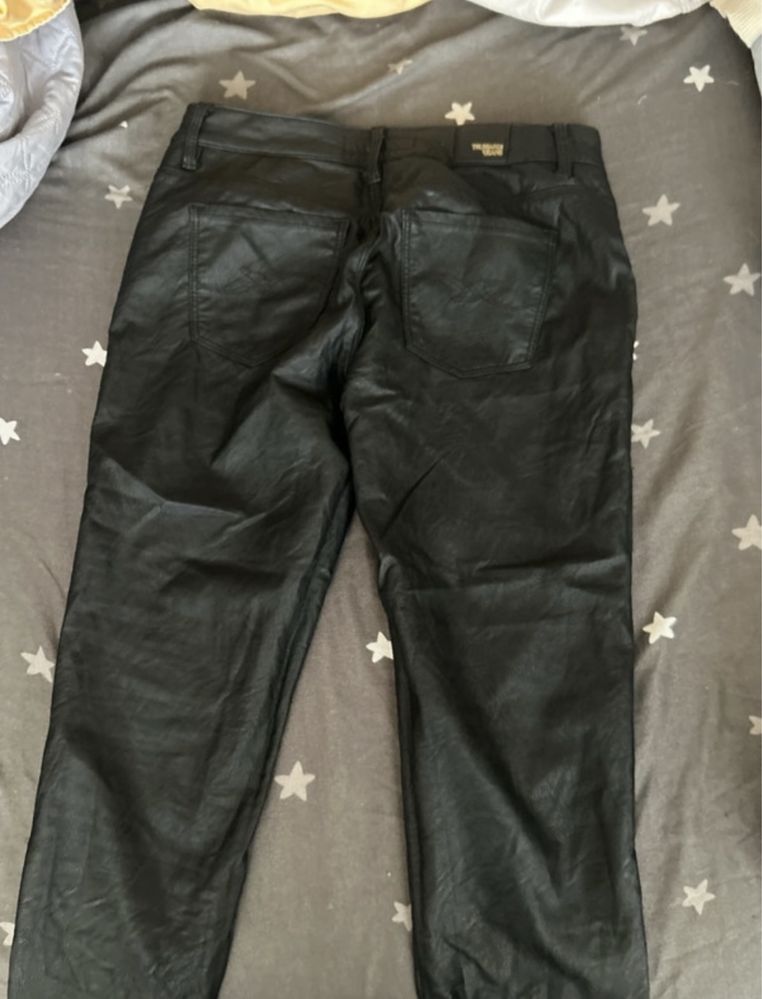 Pantaloni de piele