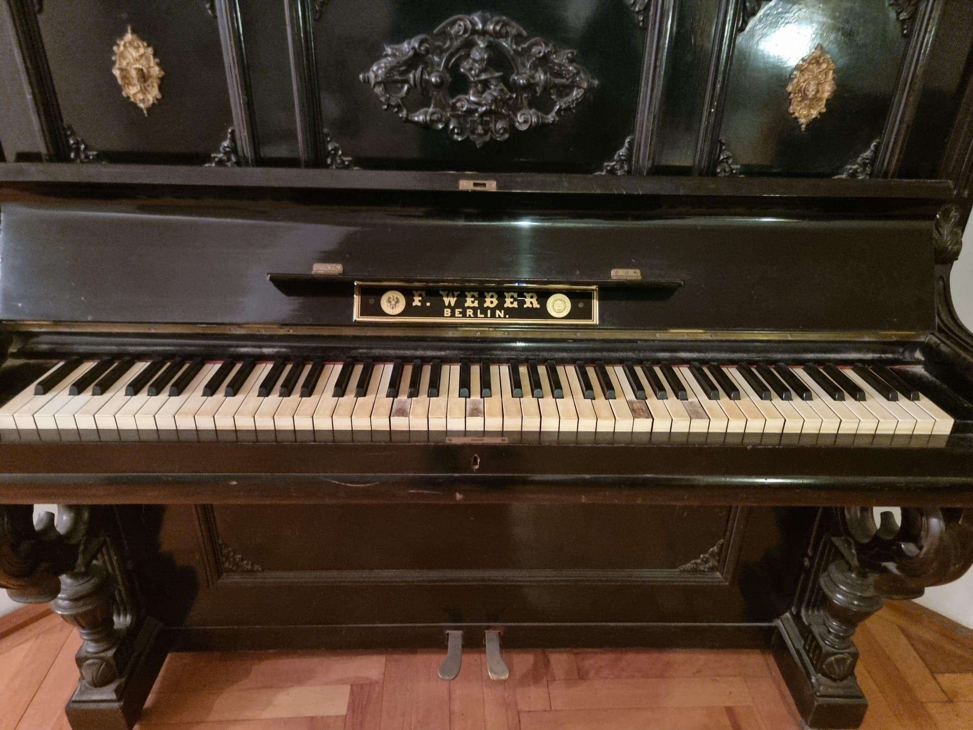 Vând pianina 1860